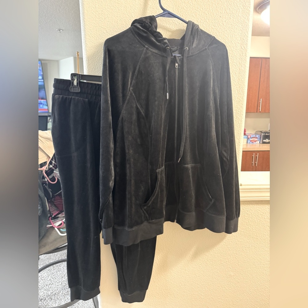 Torrid vealor set hooded shirt is size 3 Capri style pants, are size 1